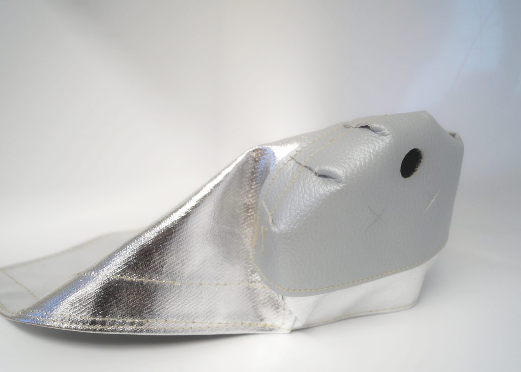 Smutskydd i pyroläder och kevlar